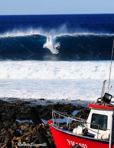 La Santa Lanzarote surfero en grande ola en el Quemao