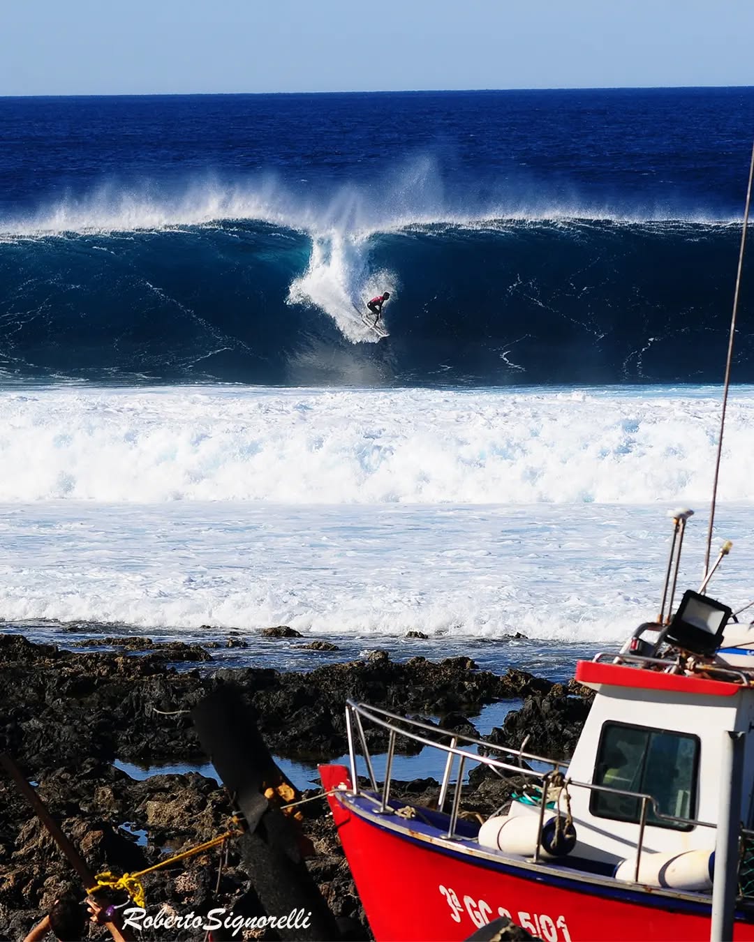 La Santa Lanzarote surfero en grande ola en el Quemao