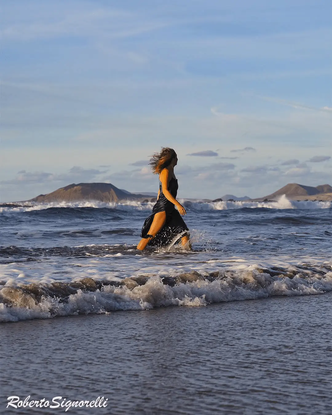 Foto de modelo en playa de Famara Lanzarote