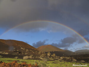 Paisaje volcanicos de Lanzarote con arcoiris