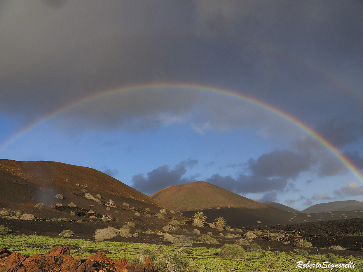 Paisaje volcanicos de Lanzarote con arcoiris
