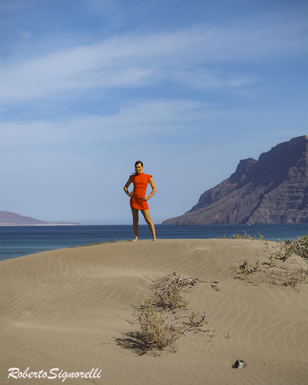 Modelo en rojo en Famara