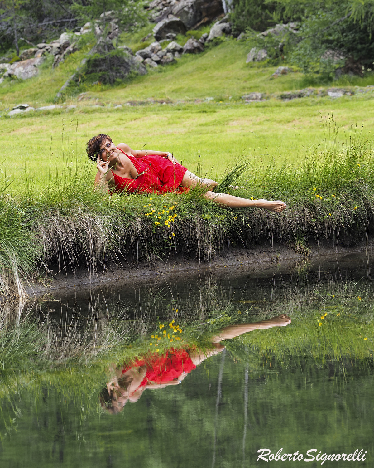 Reflejo en rojo en la montaña