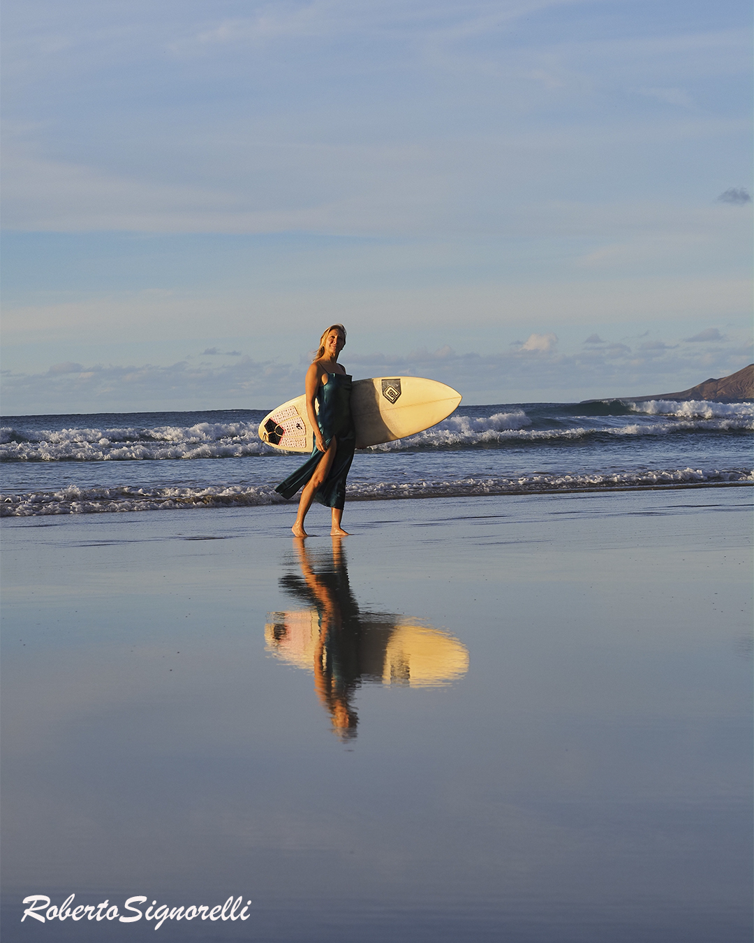 Modelo y surf en Famara