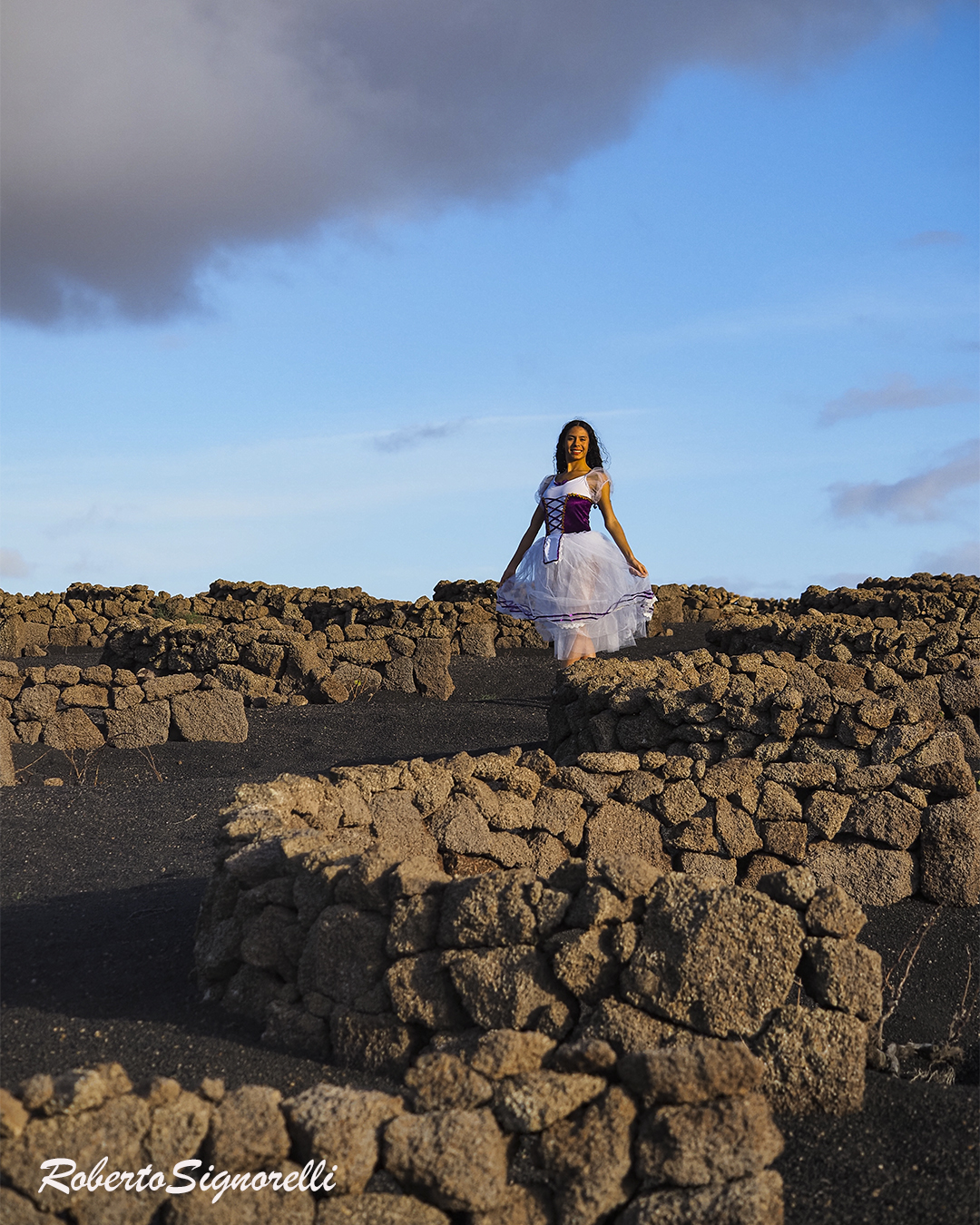 Foto de modelo en Lanzarote entre los viñedos de La Geria para book fotografico